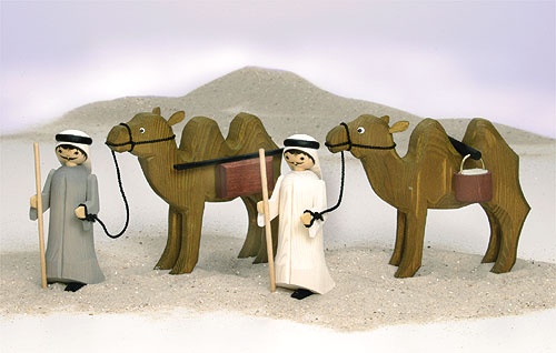 Kameltreiber und Kamel mit Eimer, gebeizt – Bild 2